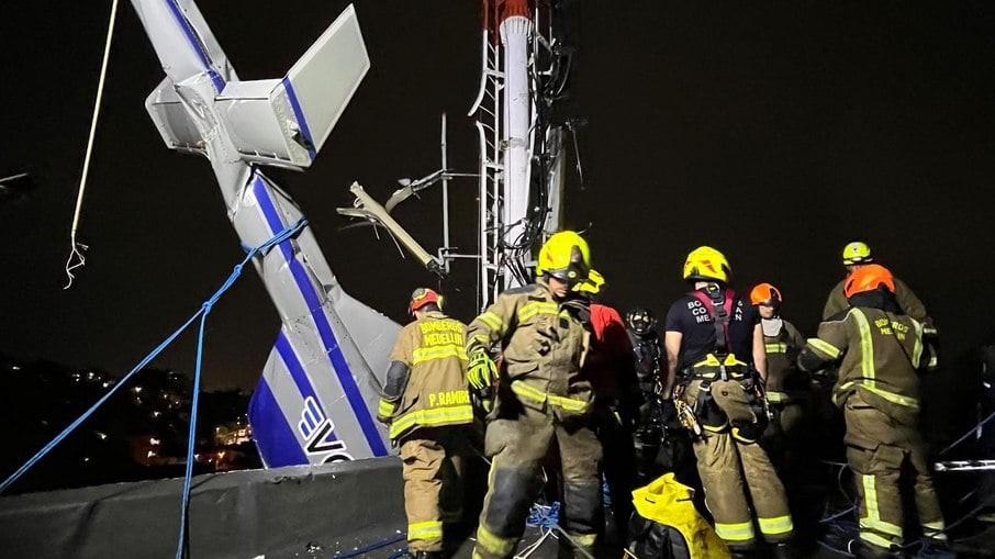 Helicóptero cai com turistas e fica preso em antena