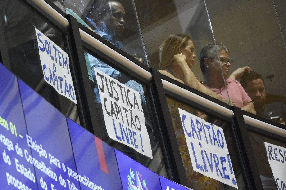 Manifestação na galeria da Assembleia pede soltura de Capitão Assumção Manifestação na galeria da Assembleia pede soltura de Capitão Assumção