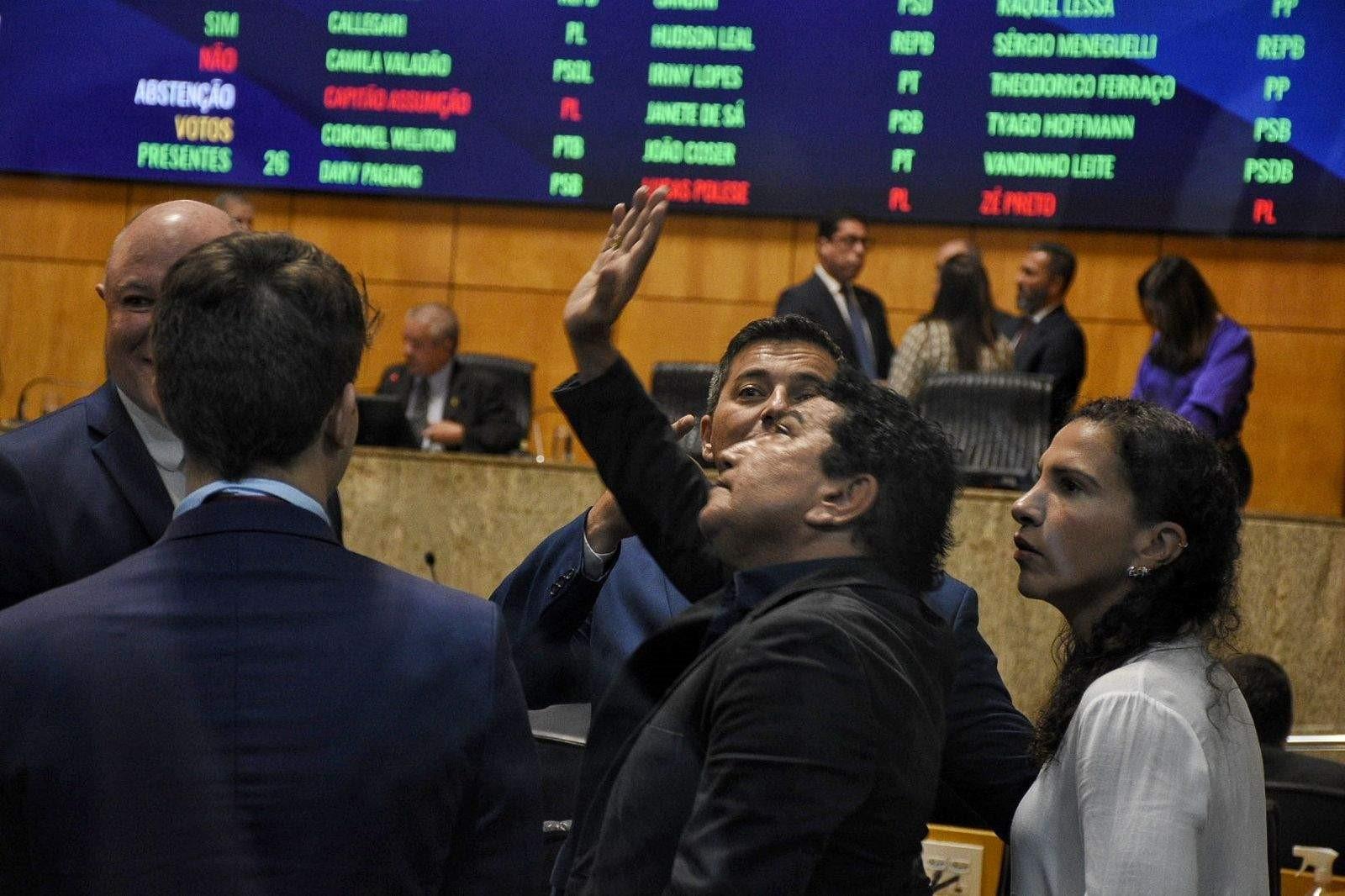 Manifestação na galeria da Assembleia pede soltura de Capitão Assumção Manifestação na galeria da Assembleia pede soltura de Capitão Assumção