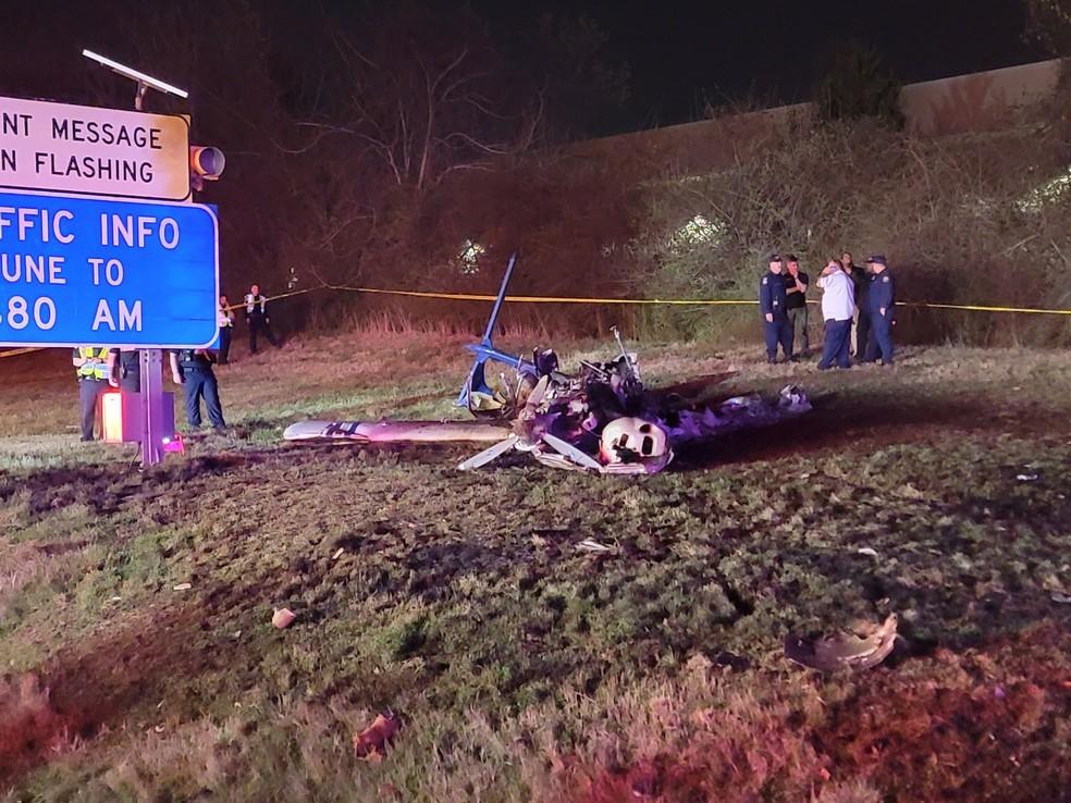 Avião cai ao lado de rodovia e deixa 5 mortos