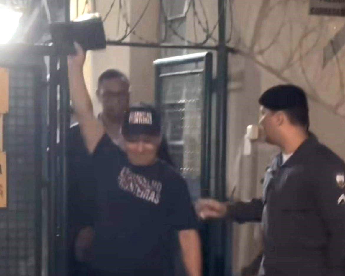 Com Bíblia na mão, Capitão Assumção deixa prisão: “Deus é bom” Com Bíblia na mão, Capitão Assumção deixa prisão: “Deus é bom”