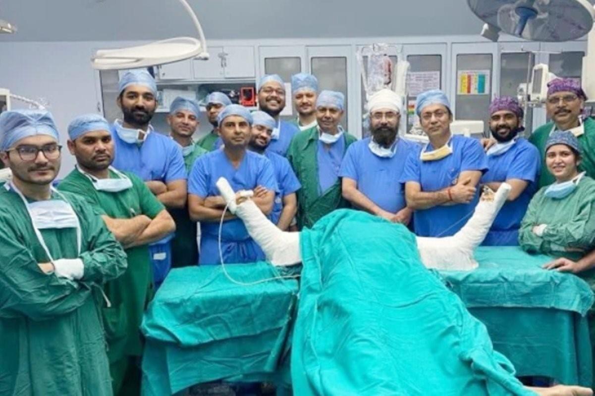 Indiano recupera as 2 mãos após fazer transplante de alta complexidade