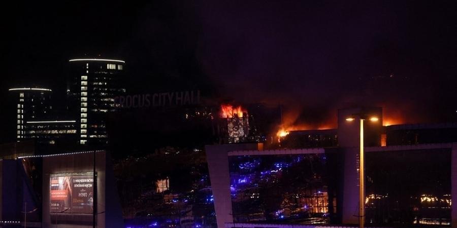 Ataque a tiros deixa mais de 40 mortos e 100 feridos em casa de shows