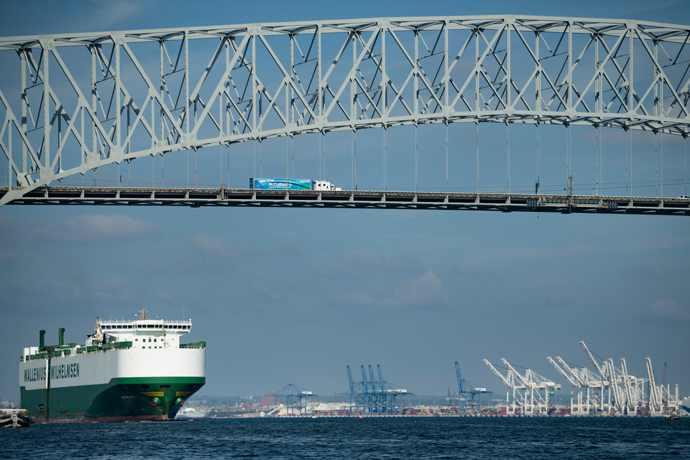 Ponte desaba após ser atingida por navio nos EUA; equipes procuram pelo menos 7 pessoas na água