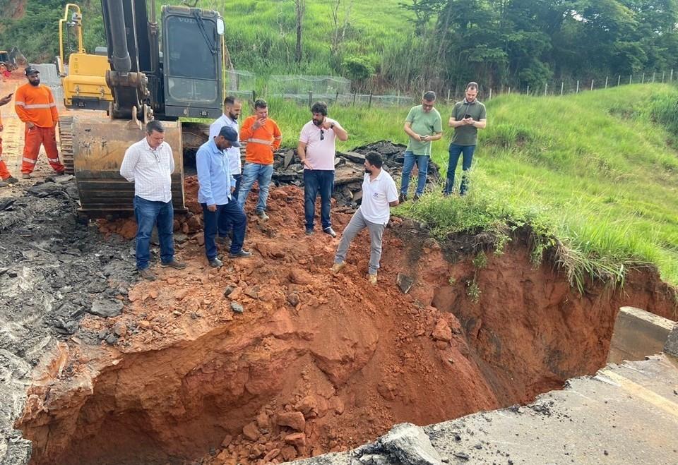 DER-ES mantém força-tarefa com várias frentes de trabalho em locais afetados pela chuva