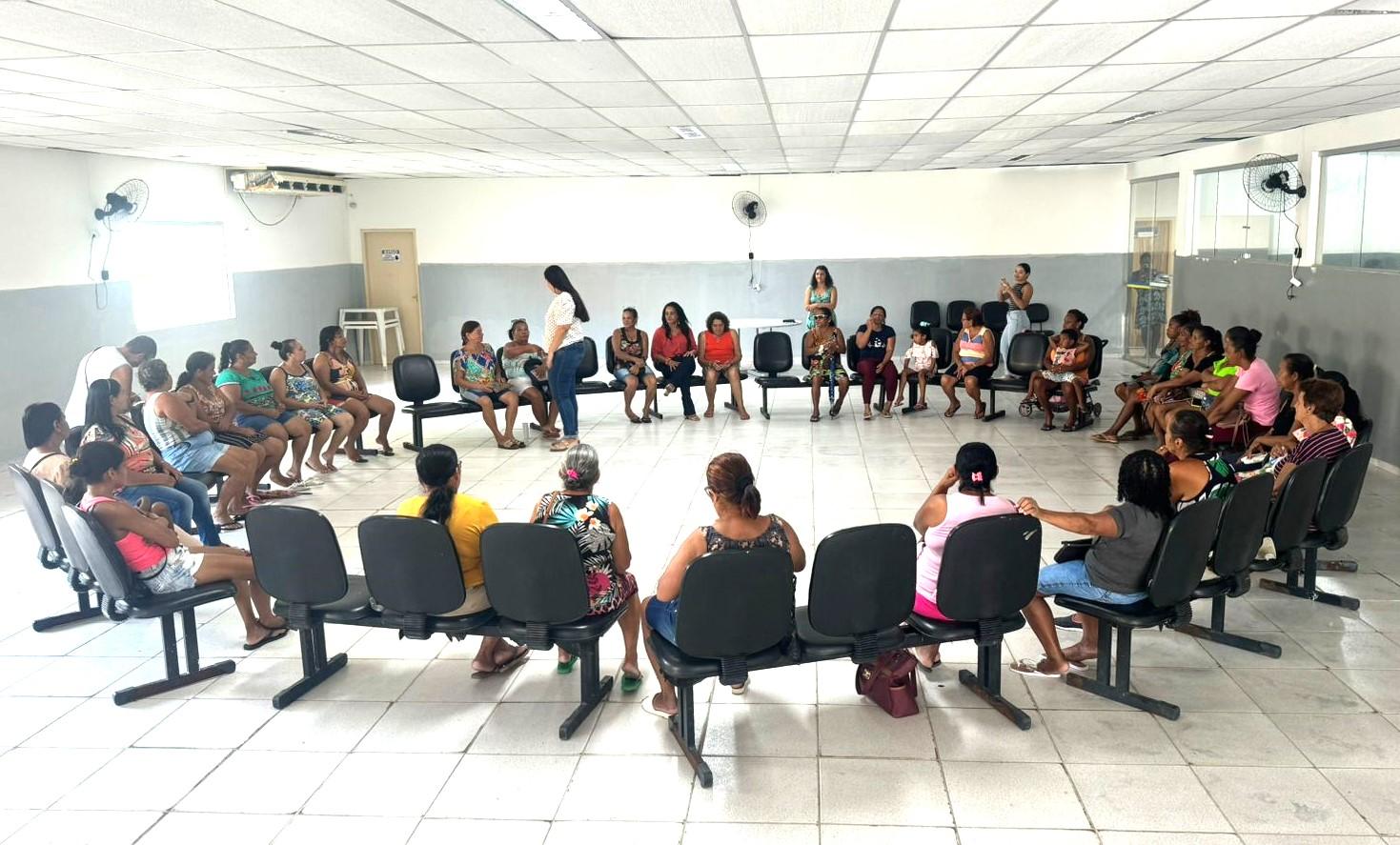 Equipe do PAIF do Cras mobiliza mulheres em Braço do Rio, em Conceição da Barra, ES