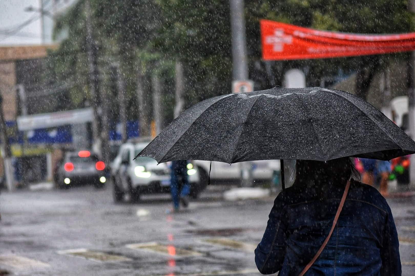 Inmet emite alerta de chuva forte para 34 cidades do Sul do ES