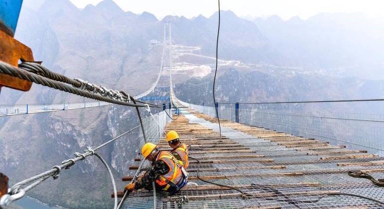 China acelera construção de ponte a 625 m de altura sobre cânion para bater recorde mundial