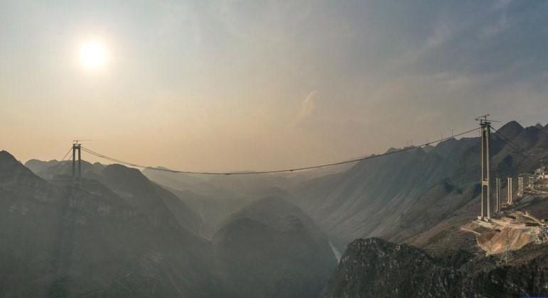 China acelera construção de ponte a 625 m de altura sobre cânion para bater recorde mundial