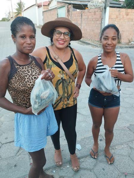 Secretaria de Ação Social entrega peixes doados à famílias carentes de Conceição da Barra, no ES