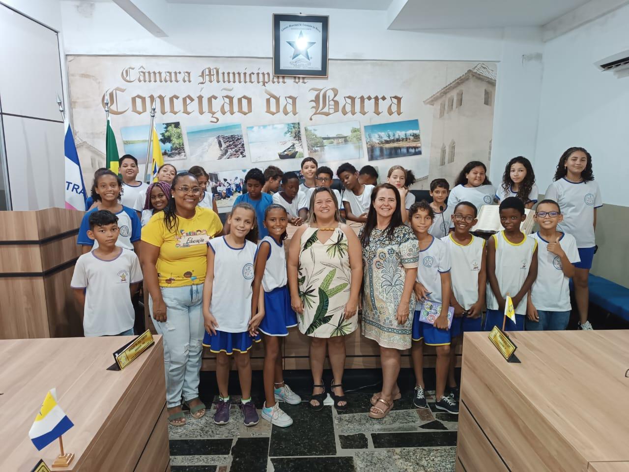 Vereadora Camila recepciona alunos da Escola João Bastos em visitam a Câmara Municipal de Conceição da Barra, ES
