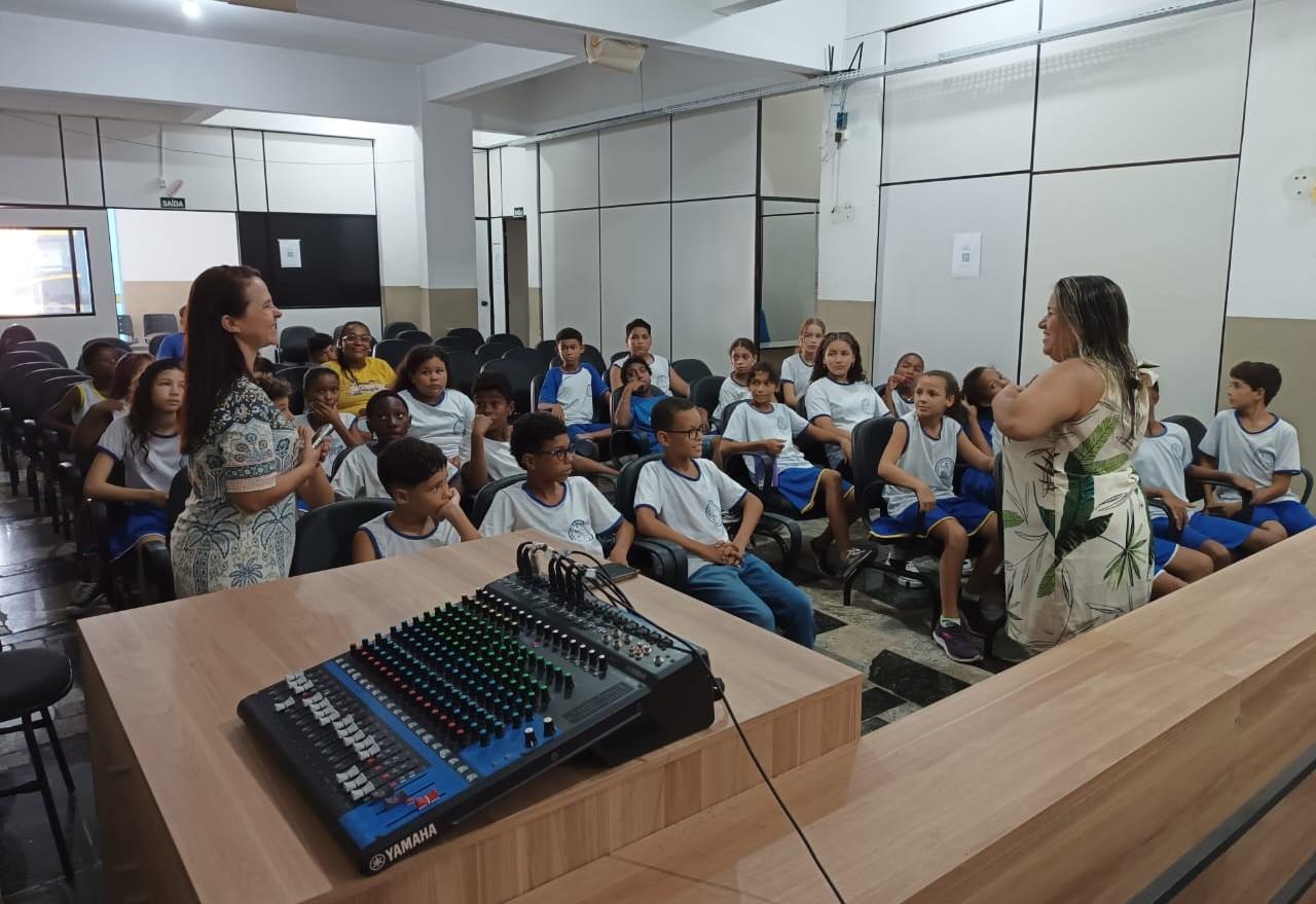 Vereadora Camila recepciona alunos da Escola João Bastos em visitam a Câmara Municipal de Conceição da Barra, ES
