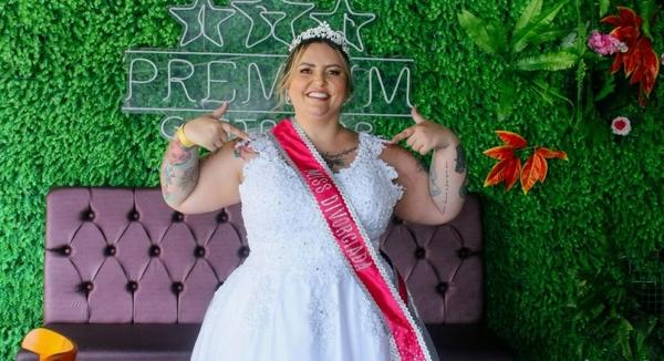 Mulher corta vestido de noiva em festa do divórcio: “Liberdade”