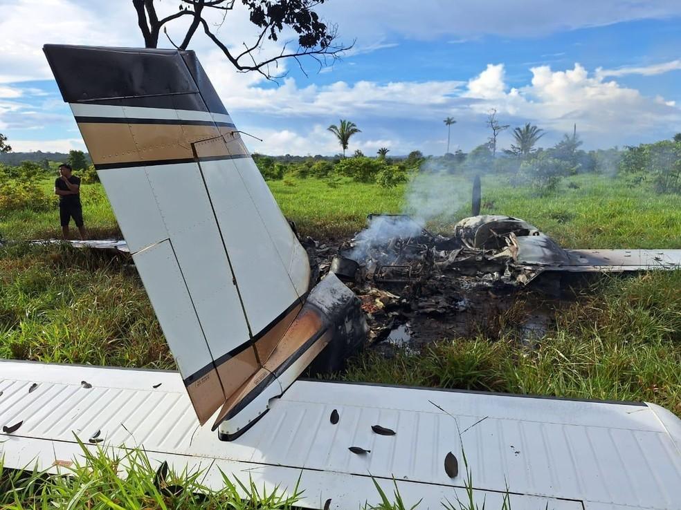 Avião interceptado pela FAB faz pouso forçado em MT e tripulantes colocaram fogo na aeronave