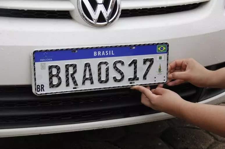 Senadores querem cidade e estado de volta nas placas dos veículos brasileiros