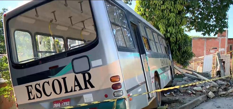 Ônibus escolar desce ladeira, bate em três casas e moto, em São Mateus, no ES; motorista foi socorrido