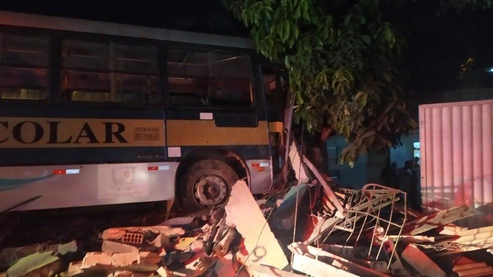 Ônibus escolar desce ladeira, bate em três casas e moto, em São Mateus, no ES; motorista foi socorrido