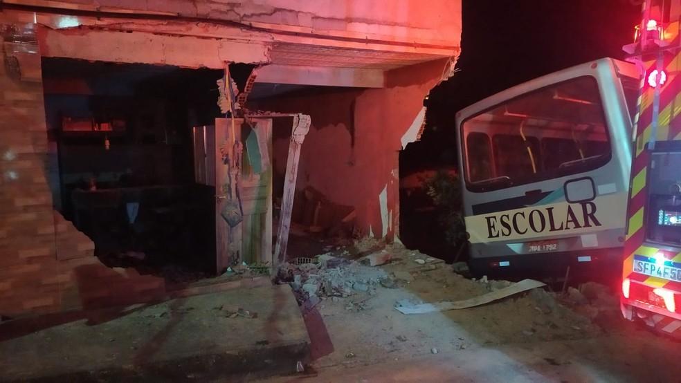 Ônibus escolar desce ladeira, bate em três casas e moto, em São Mateus, no ES; motorista foi socorrido