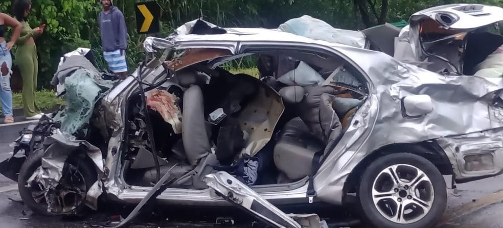Grave acidente envolvendo dois carros e duas carretas na BR-101 deixa 5 mortos, no ES