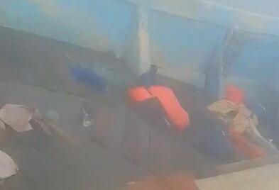 Pescadores encontram barco à deriva com corpos em decomposição