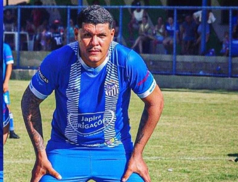 Jogador é assassinado ao lado da namorada após partida de futebol em Linhares, no ES