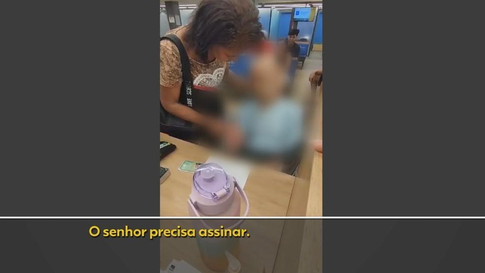 Mulher leva morto em cadeira de rodas para sacar empréstimo de R$ 17 mil em banco