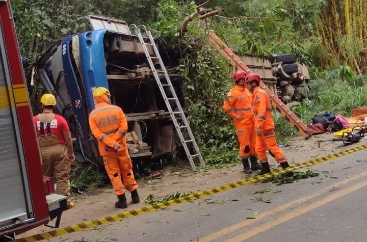 Ônibus tomba na rodovia MGC 120 e deixa sete mortos e 15 feridos