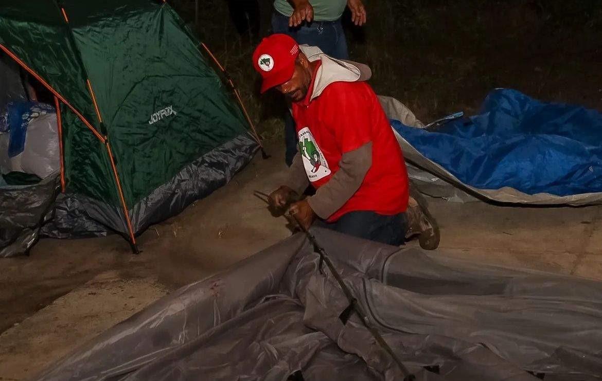 MST ocupa fazenda com mais de 200 famílias, em São Mateus, no ES