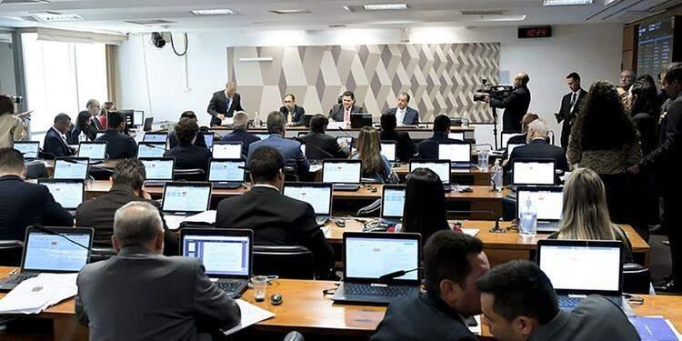 CCJ do Senado aprova PEC que turbina salários de juízes e promotores CCJ do Senado aprova PEC que turbina salários de juízes e promotores