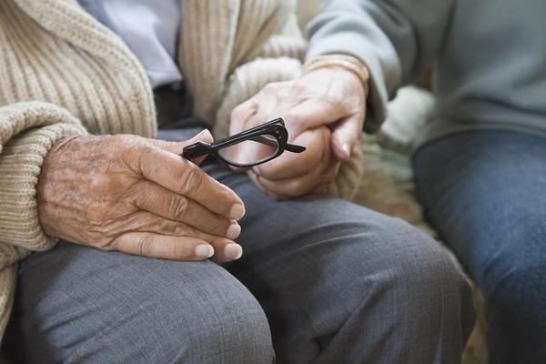 Homem descobre que irmã é sua mãe biológica depois de 72 anos