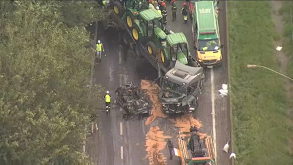 Grave acidente entre carretas e automóvel na BR-116/SP deixa 4 mortos 