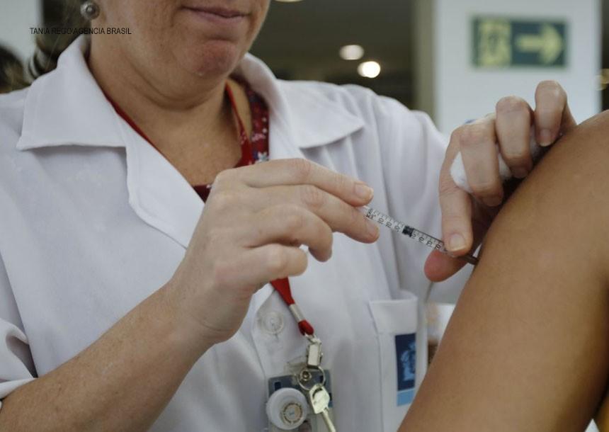 AstraZeneca admite à Justiça efeito colateral raro na vacina da Covid