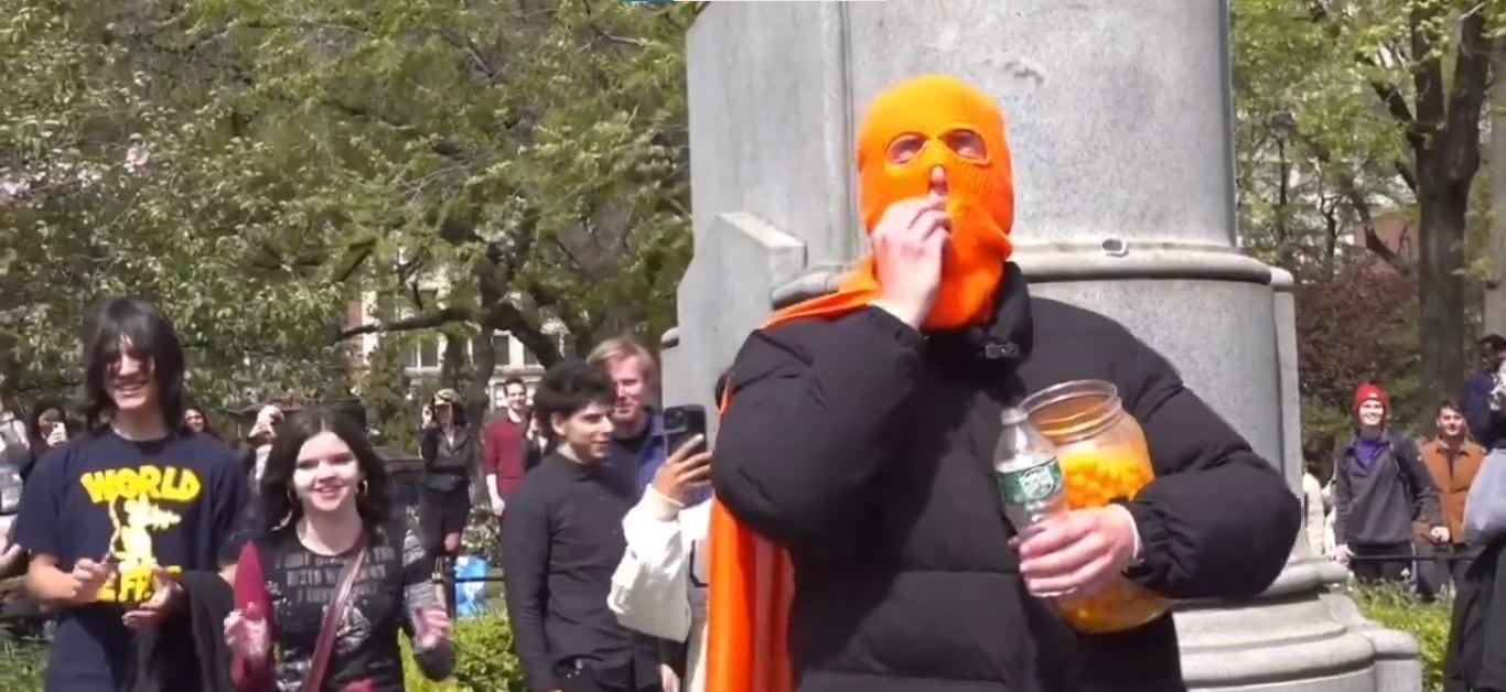 Jovem mascarado reúne multidão para vê-lo devorar salgadinhos sabor queijo