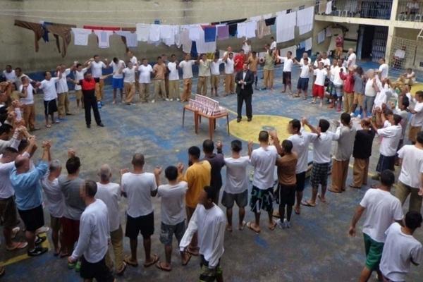 Bancada evangélica reage à proibição de conversão religiosa em prisões Bancada evangélica reage à proibição de conversão religiosa em prisões