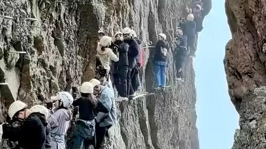 Turistas ficam presos em montanha de 1.150 metros na China
