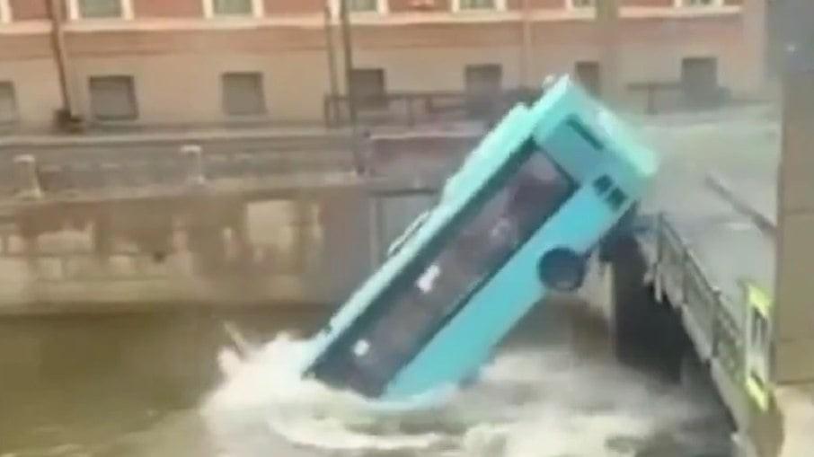 Ônibus desgovernado cai de ponte e deixa três pessoas mortas