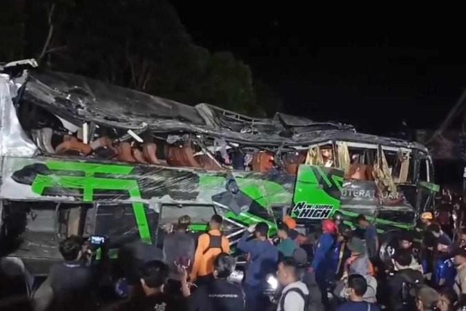 Acidente com ônibus escolar deixa 11 pessoas mortas e 73 feridas