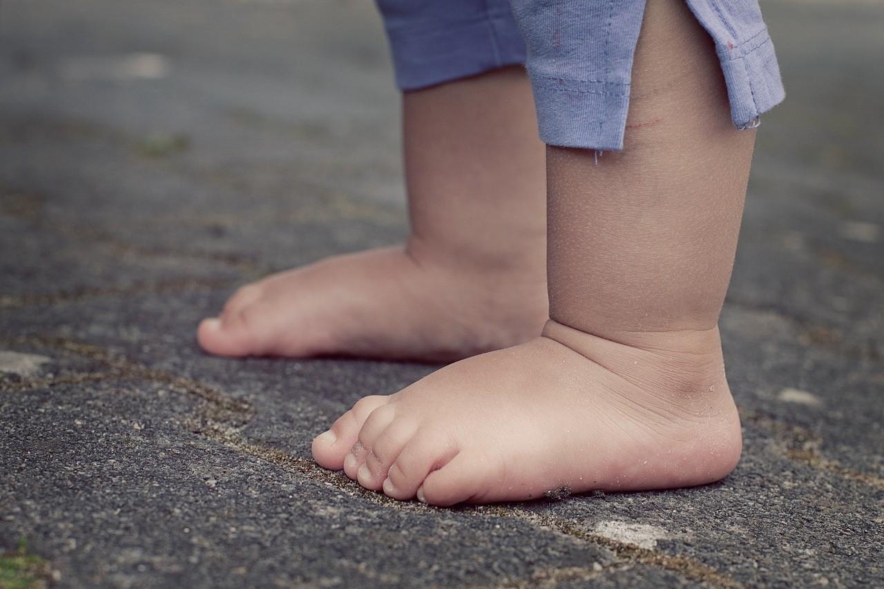 Pai arremessa filho de 2 anos na parede após criança não chamá-lo de ‘pai’