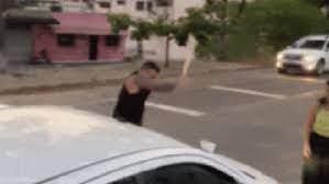 Homem destrói carro a pauladas após acidente no ES
