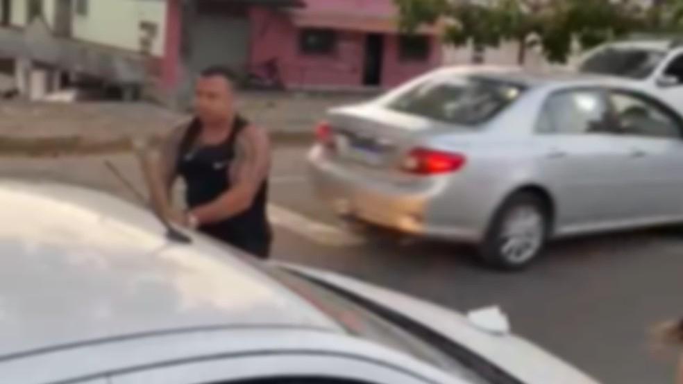 Homem destrói carro a pauladas após acidente no ES
