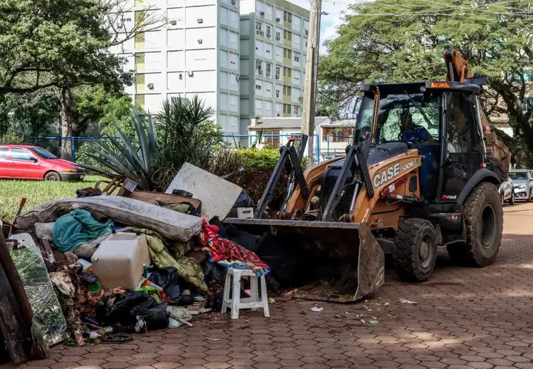 Baixa do Guaíba revela destruição e prejuízo em Porto Alegre