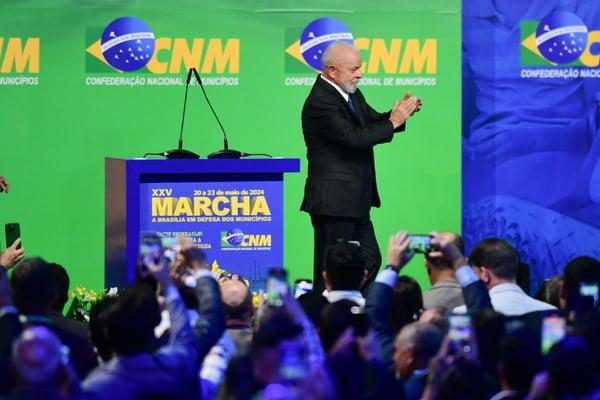 Lula é recebido com vaias e aplausos em evento com prefeitos Lula é recebido com vaias e aplausos em evento com prefeitos