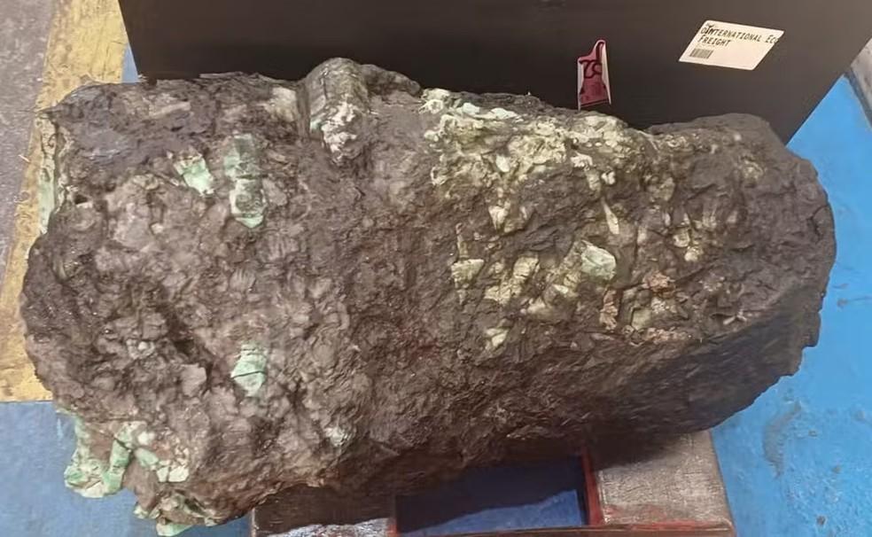 Pedra preciosa com esmeraldas encontrada na Bahia é arrematada por R$ 175 milhões em leilão da Receita Federal
