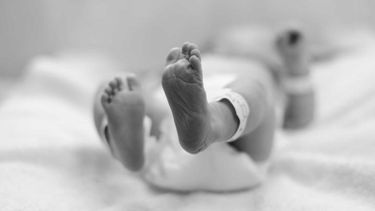 Jovem de 18 anos dá à luz e esconde recém-nascido morto em armário