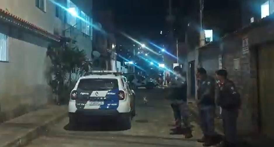 Mulher é assassinada a facadas; namorado é suspeito do crime Mulher é assassinada a facadas; namorado é suspeito do crime