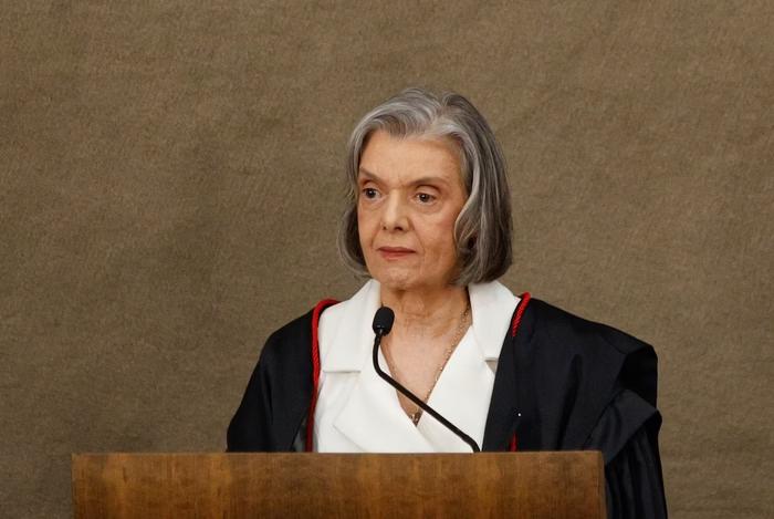 Cármen Lúcia assume TSE com promessa de combate à mentira e à desinformação