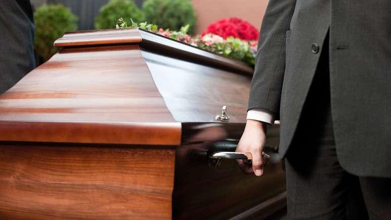 Idosa declarada morta é encontrada viva momentos antes do enterro