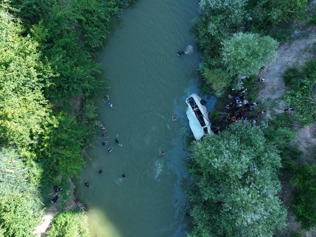 Ônibus com 50 estudantes despenca de montanha e cai em rio deixa sete mortos e 20 feridos