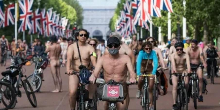 Milhares de ciclistas participam de evento sem roupas