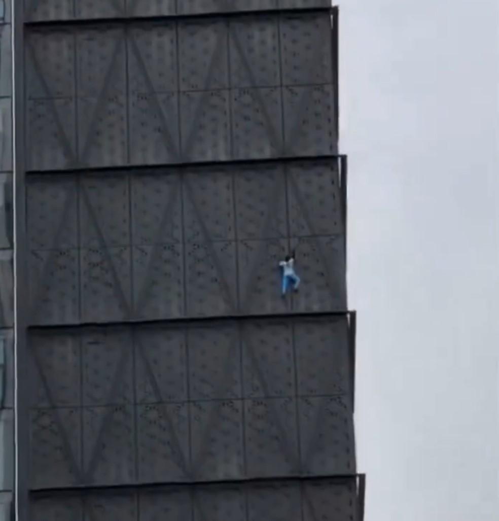 'Homem-Aranha' escala prédio de 30 andares sem proteção e é resgatado